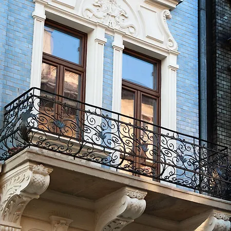 Leone Apartahotel 3*