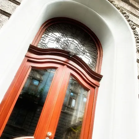 Leone Apartmanhotel 3*