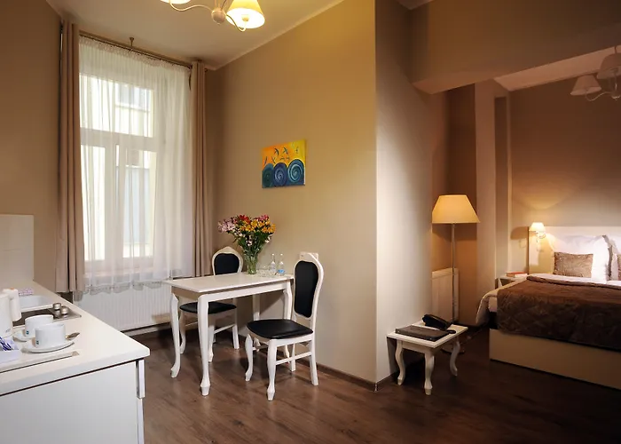 Leone Apartahotel 3*