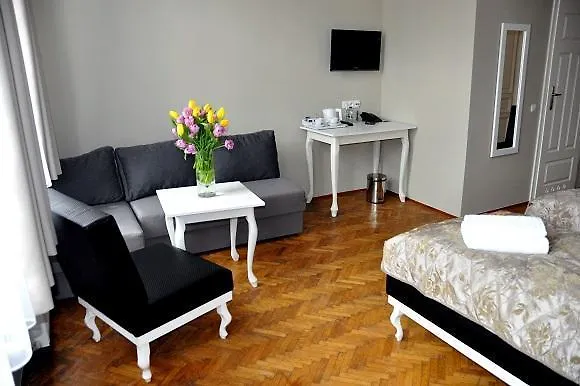 Leone Apartahotel 3*