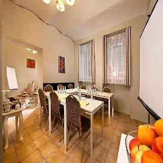 Leone Apartahotel 3*